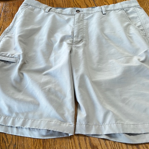 Greg Norman golf shorts with zipped cargo pocket.  Size 38. Tan. - Picture 1 of 8
